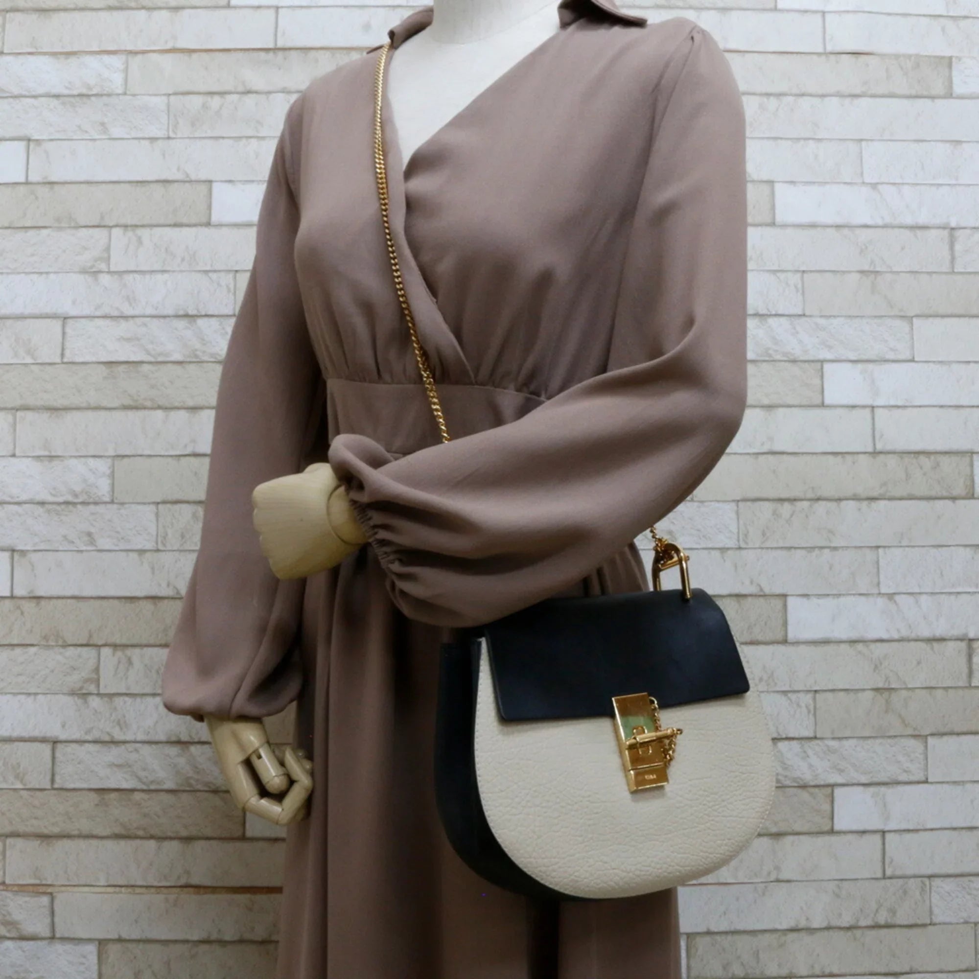 Pre-Owned Chloé Leather Shoulder Bag Beige,Black (Fair)