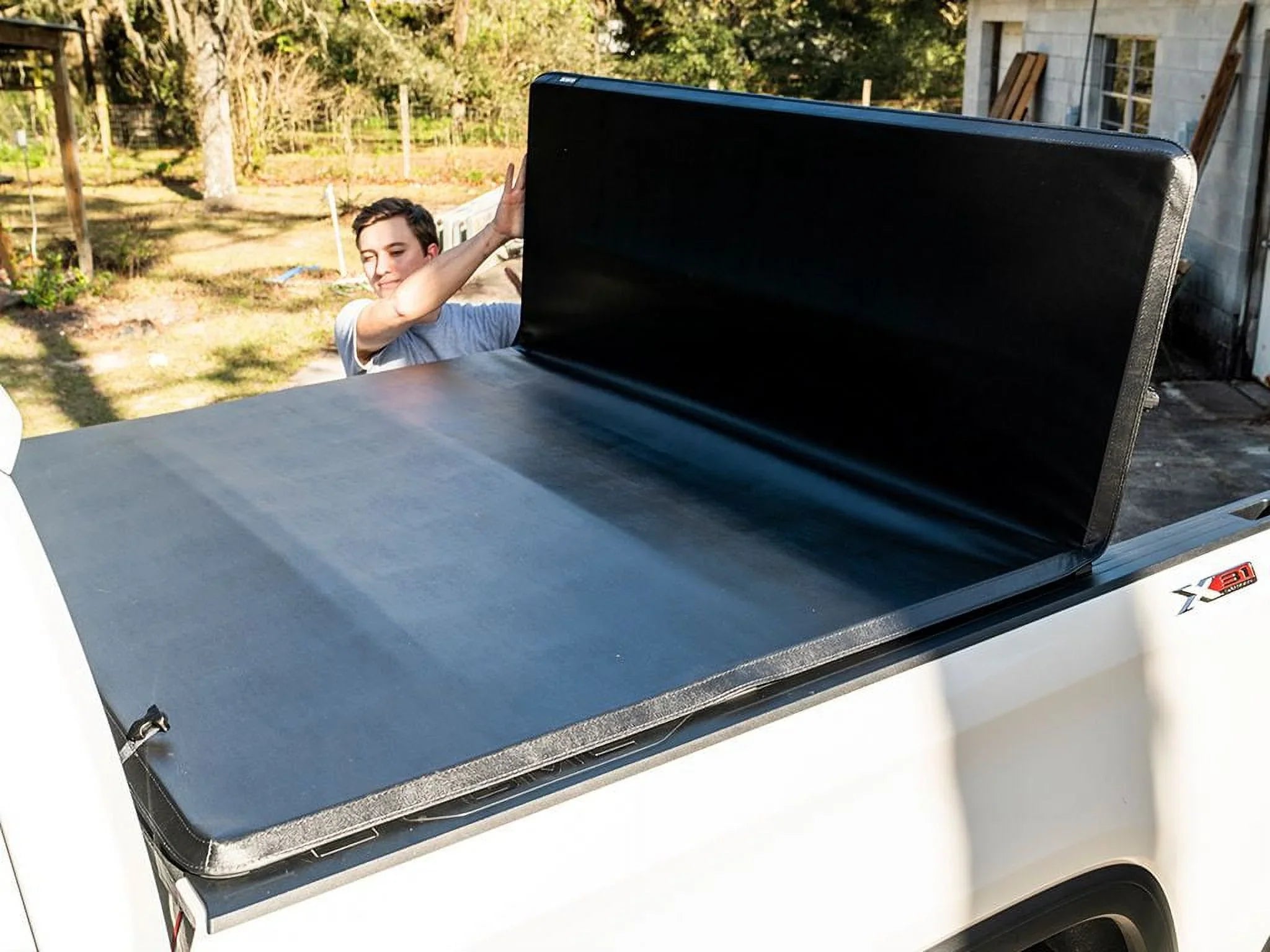 Gator by RealTruck SFX Tri-Fold Tonneau Cover Compatible with 2022-2024 Toyota Tundra 6'7" Bed w/ Deck Rail System