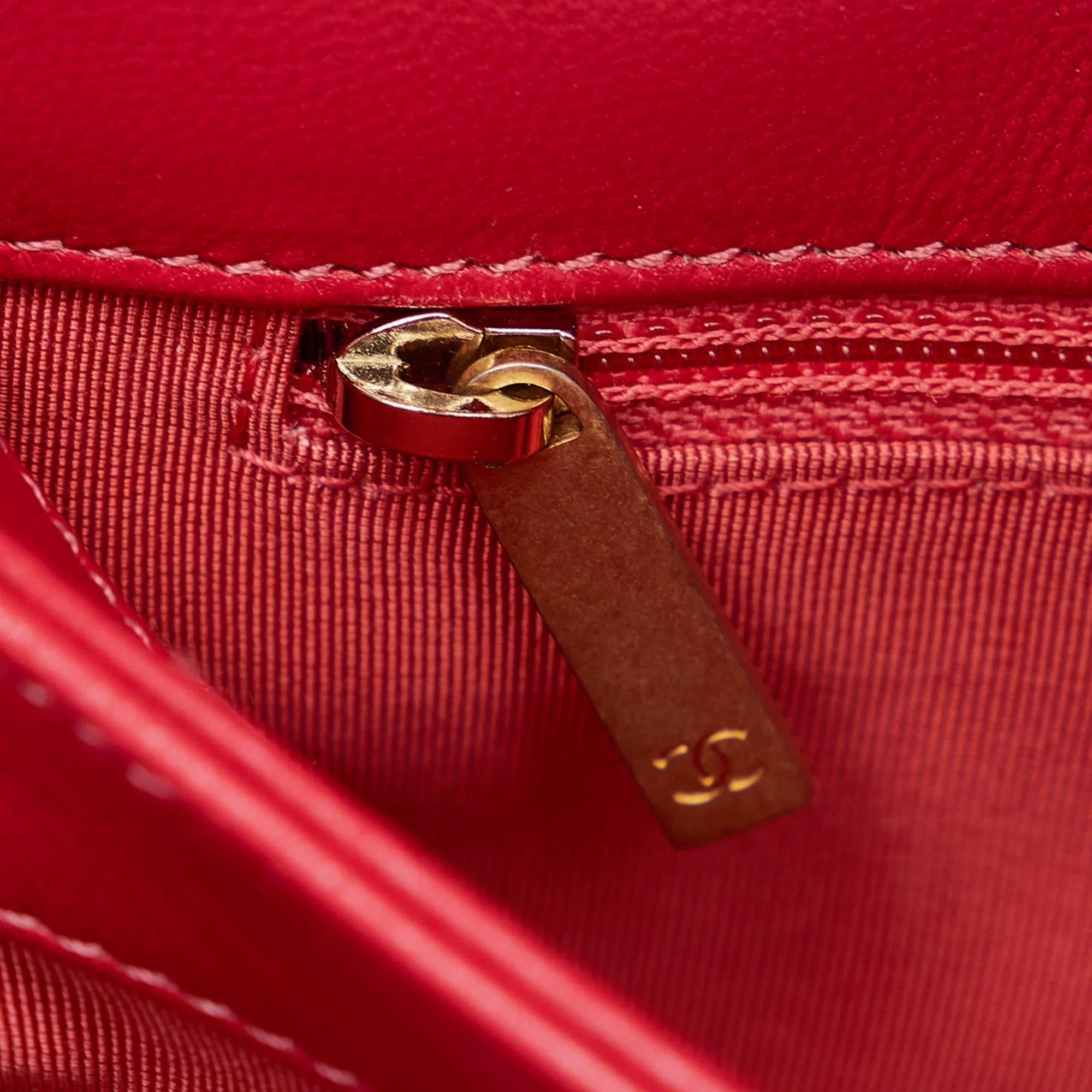 Pre-Owned Authenticated Chanel CC Chevron Flap Satchel Lambskin Leather Red Unisex (Good)